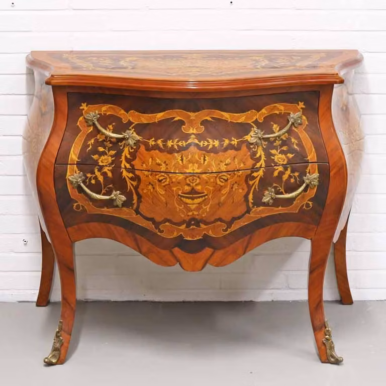 Comò Casa Padrino in stile barocco, con 2 cassetti, in legno impiallacciato marrone mogano, con intarsi e dettagli in ottone. Dimensioni: 100 x 55 x 85 cm (altezza)