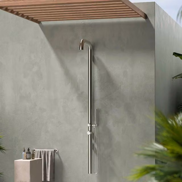 Doccia da giardino a parete SINED in acciaio inox 316L satinato color argento