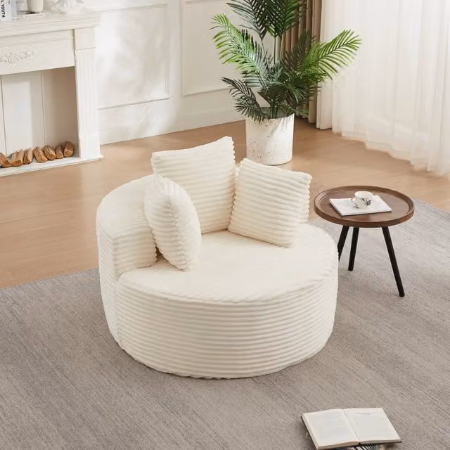 Poltrona rotonda MIVRAY in velluto a coste beige con braccioli e tre cuscini decorativi
