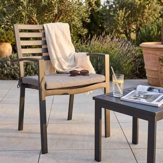 Poltrona Formentera con cuscino Cosma in metallo per giardino, disponibile in bianco, antracite o grigio opaco, L: 84 cm, P: 46 cm, H: 46 cm