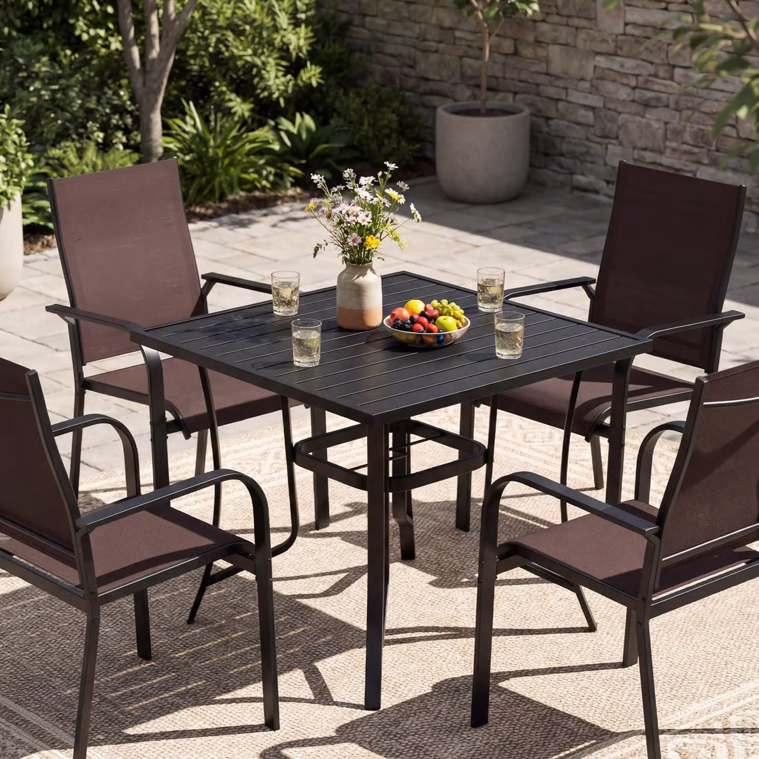 Tavolino da giardino Costway in metallo nero con foro per ombrellone, L/P: 90 x 90 cm