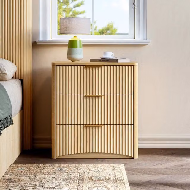 Comodino moderno MODFU in MDF color beige e rovere con 3 cassetti e maniglie dorate L: 58 cm, P: 38 cm, H: 64 cm