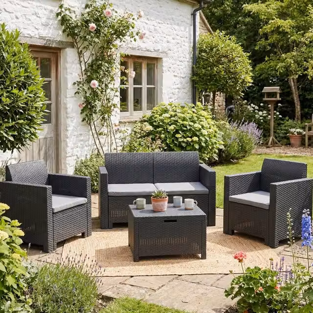 Set da giardino Gazania DMORA con divano a 2 posti, poltrona lounge, tavolino e cuscini, effetto rattan, colore antracite