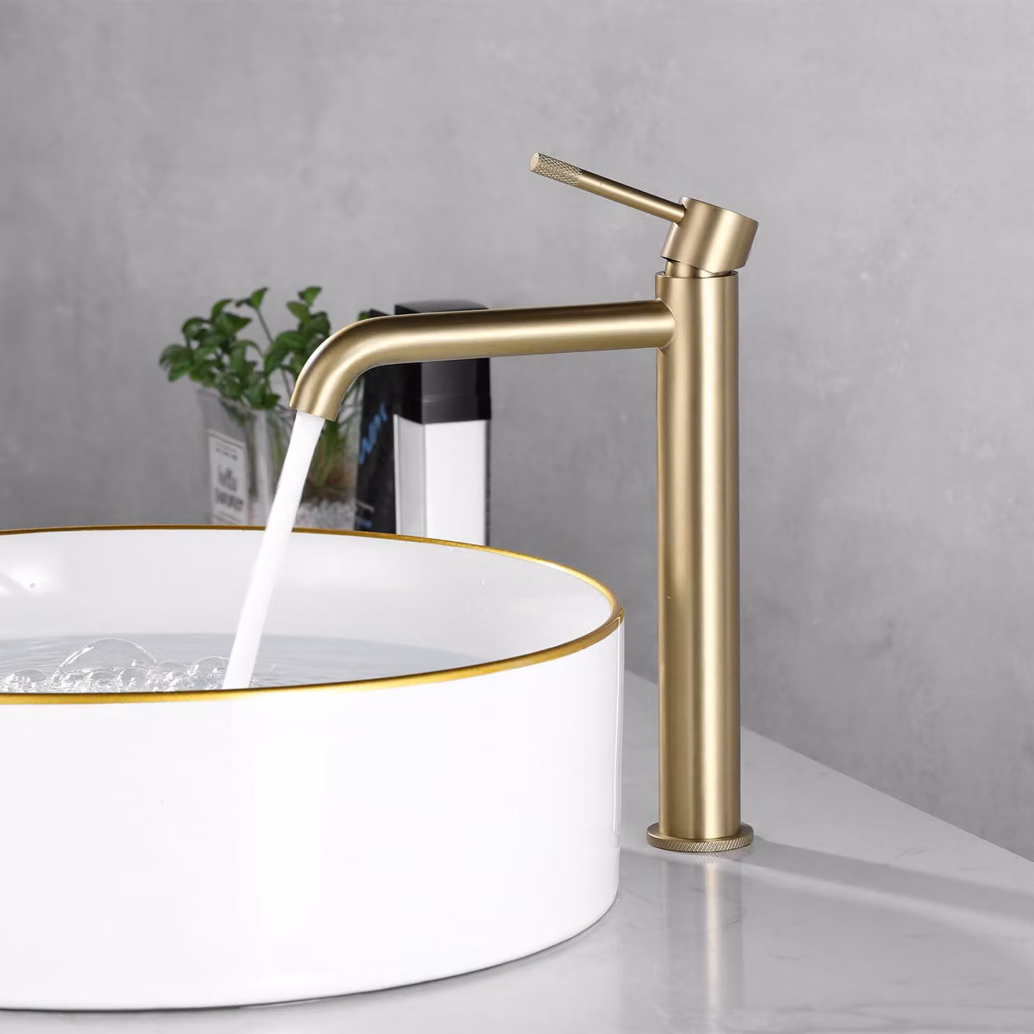 Miscelatore monocomando per lavabo, finitura oro spazzolato, con erogatore alto