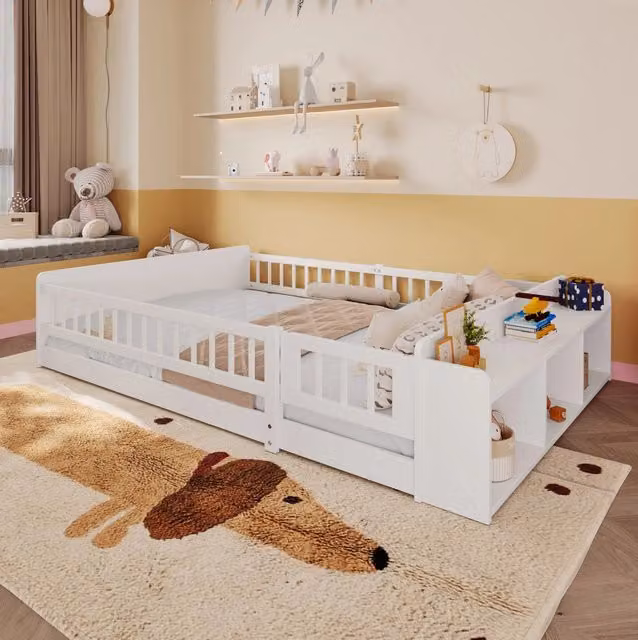 Letto per bambini 140x200 cm in pino bianco con ripiani e vano aperto