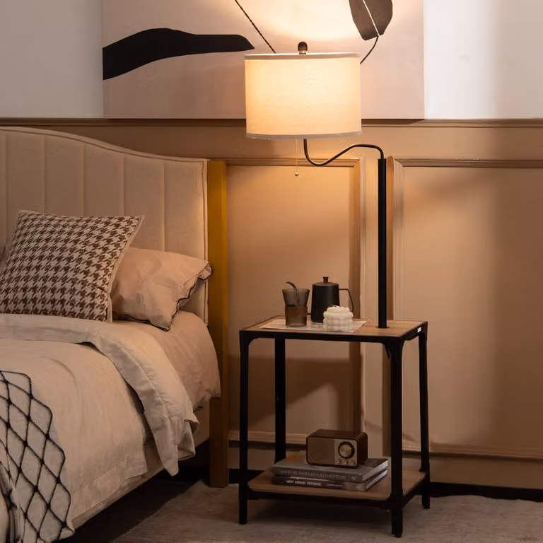 Costway Lampada da terra moderna con porta USB e struttura in metallo e legno, lampada da lettura regolabile per salotto in marrone o nero