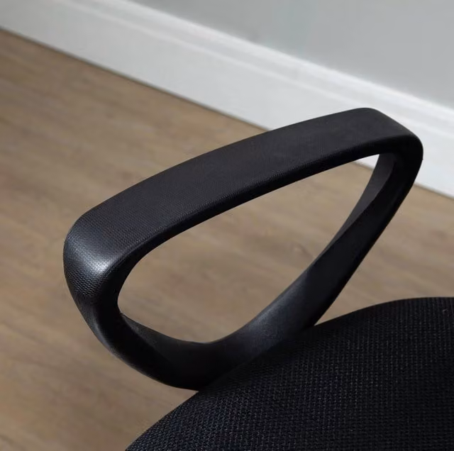 Sedia da ufficio ergonomica regolabile con poggiapiedi e schienale in rete, struttura in metallo nero, 68x66x100-120 cm