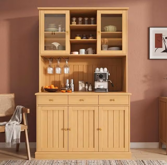 Madia alta ULEVR 120x40x191 cm con ante in vetro, portabicchieri, presa elettrica e porte USB, legno naturale