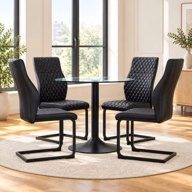 Set tavolo e 4 sedie Mivray moderno con tavolo rotondo in vetro trasparente e sedie in similpelle nera trapuntata