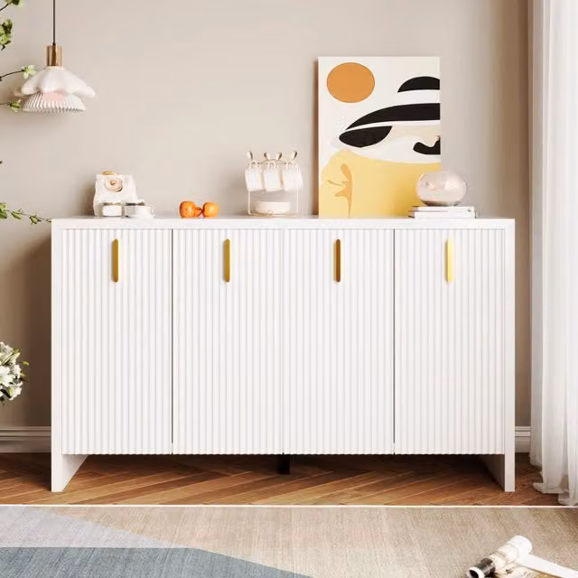 Sideboard bianco moderno e minimalista con maniglie dorate e ripiani regolabili, design elegante e spazio di archiviazione flessibile