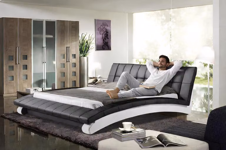 Letto matrimoniale esclusivo in pelle nera, design per camera da letto