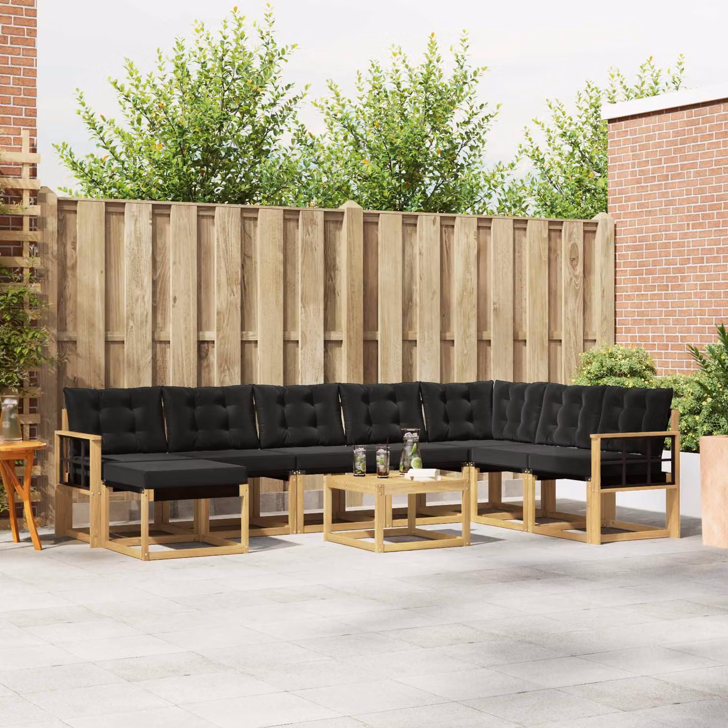 Set di divani da esterno vidaXL a forma di U composto da 9 pezzi con struttura in legno di acacia, tavolino e cuscini in bianco, nero e marrone