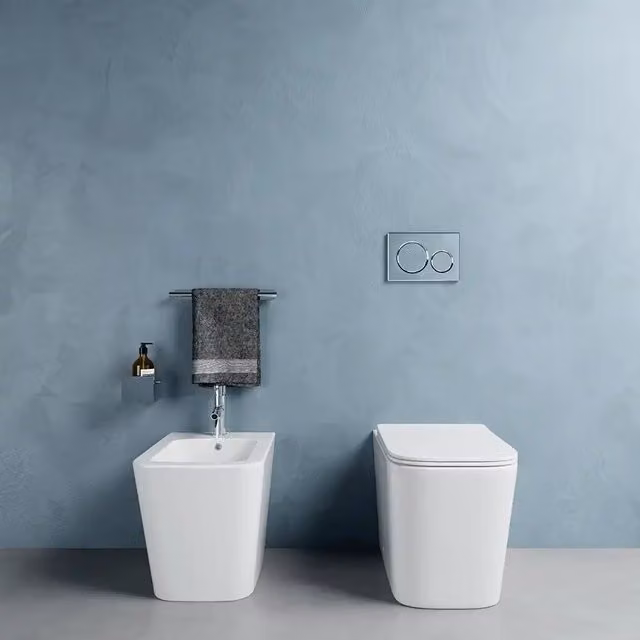 Sanitari filomuro in ceramica rimless bianco lucido: vaso, bidet e copriwc soft-close | Londra