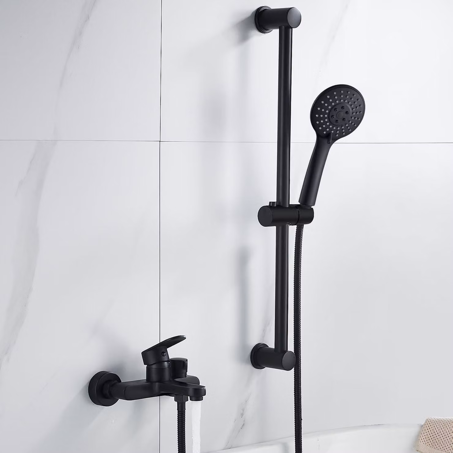 Rubinetto da bagno nero con doccetta manuale e miscelatore