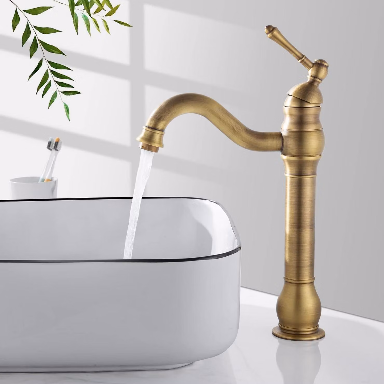 Miscelatore per lavabo in ottone, finitura oro spazzolato, girevole a 360°