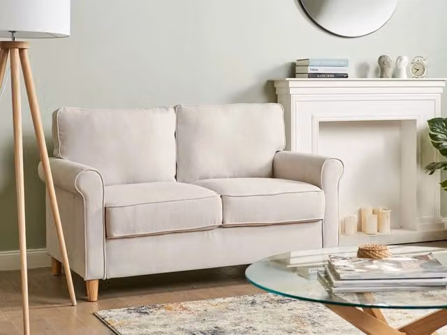 Divano moderno Beliani a 2 posti in tessuto beige con struttura in legno massello per soggiorno