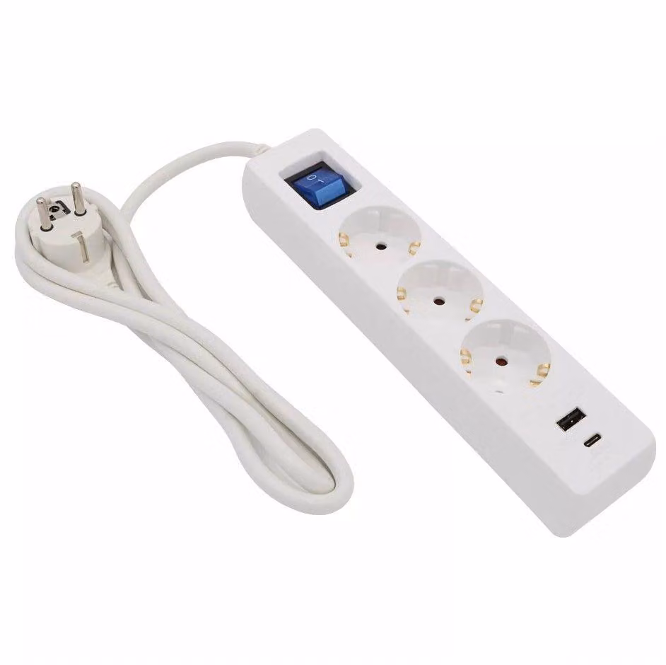 Multipresa da 1,5 m, bianca, a 3 prese con porte di ricarica USB-A e USB-C, interruttore e spina angolare piatta