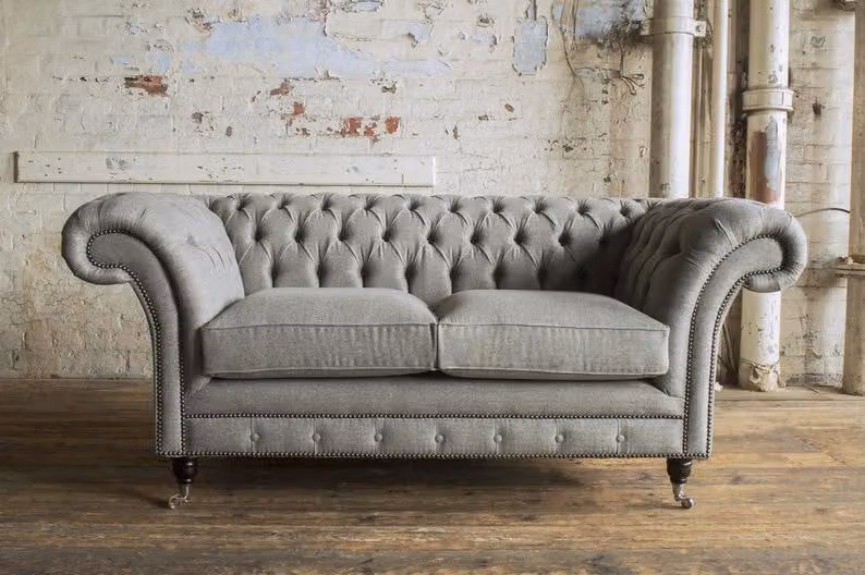 Edle 2 Sitzer Couch Polster Sofa Textil Stoff Grau Couchen Chesterfield Garnitur