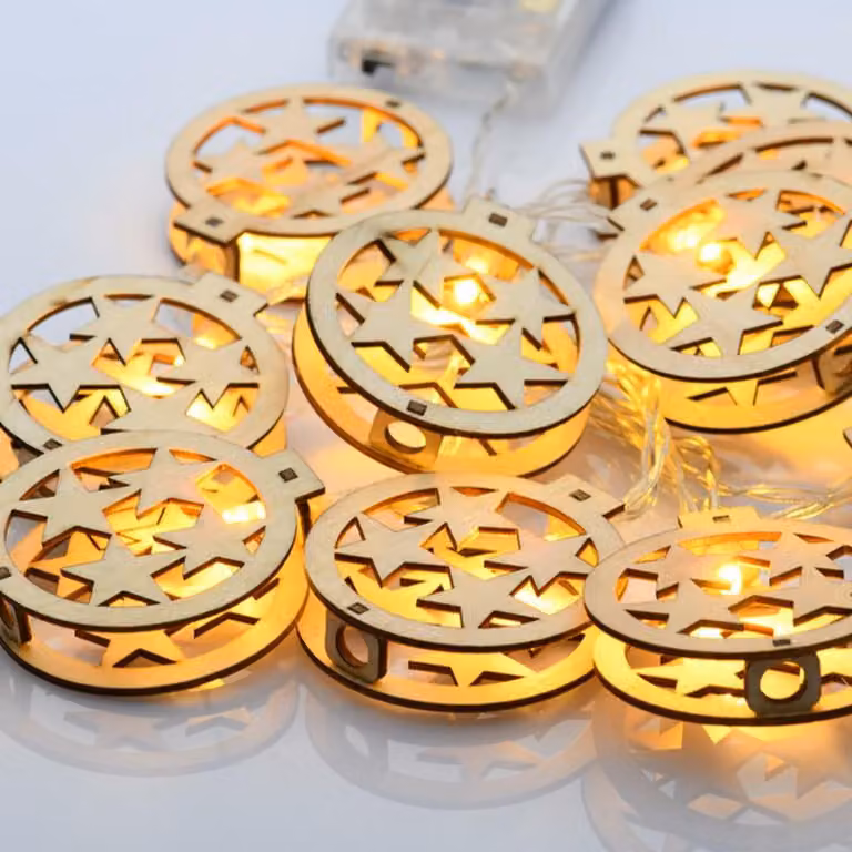 Stelle rotonde in legno di ACA Lighting, catena decorativa a 10 LED a batteria (3xAA) + timer (6ON/18OFF), bianco caldo, IP20, cavo trasparente 135+30cm XWBSTARS102AT