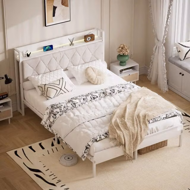 Letto imbottito moderno bianco con illuminazione sottostante, porta USB e luce da lettura integrata, L/P: 140 x 190 cm – 1