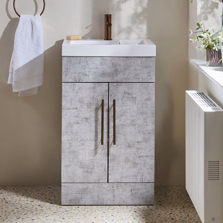 Mobile Bagno a Terra Grigio Cemento da 500mm con Lavabo e Maniglie con Barra a T in Rame Satinato - Cluo