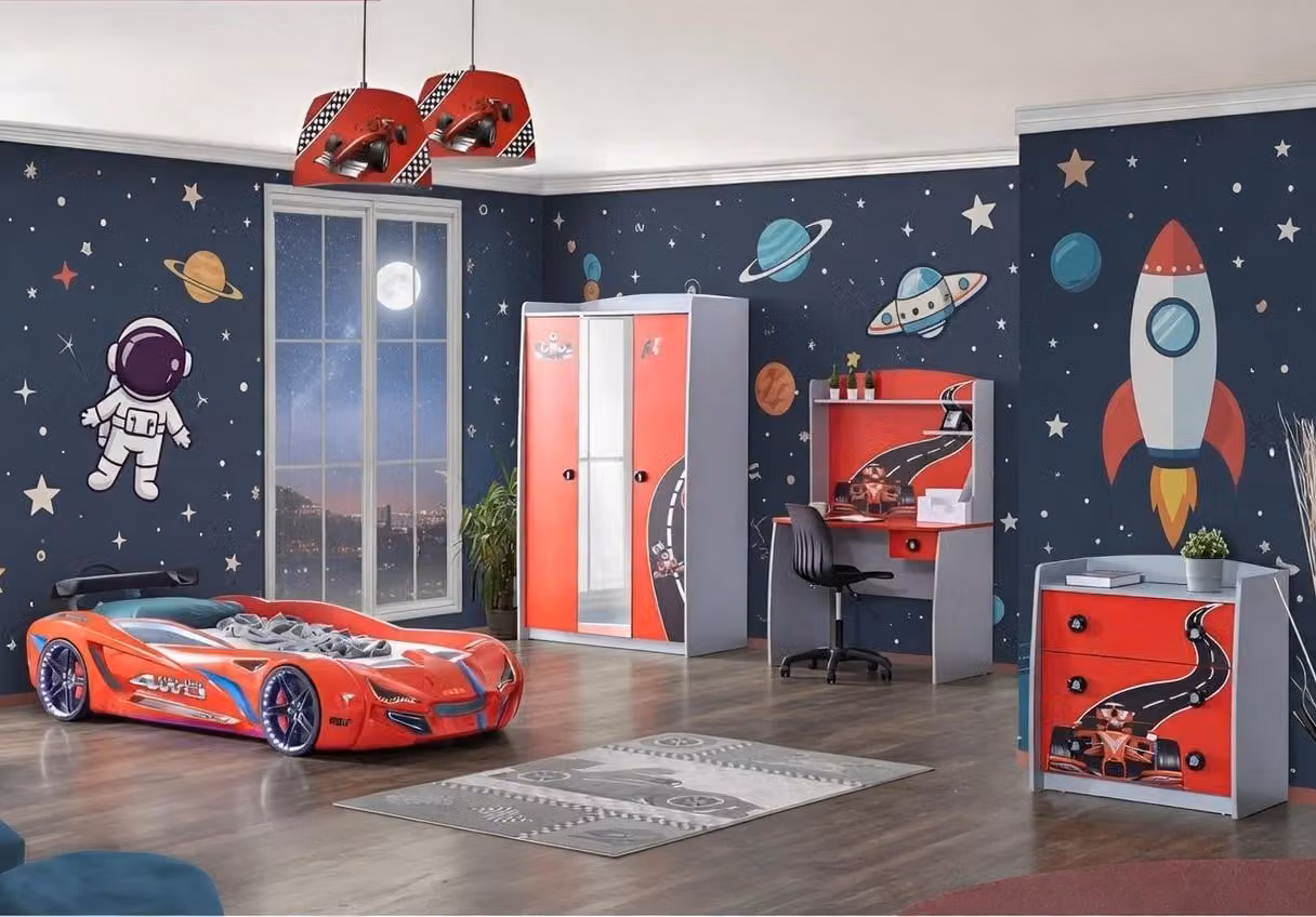 Set per la cameretta dei bambini, composto da un letto a forma di auto da corsa e una scrivania