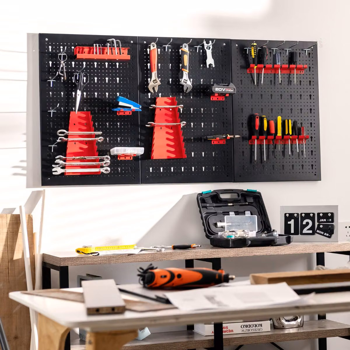 Organizer da parete Costway in metallo nero con 3 pannelli forati e 25 accessori per la conservazione degli attrezzi