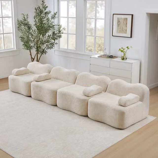 Divano angolare modulare senza struttura interna in velluto beige con pouf collegabile