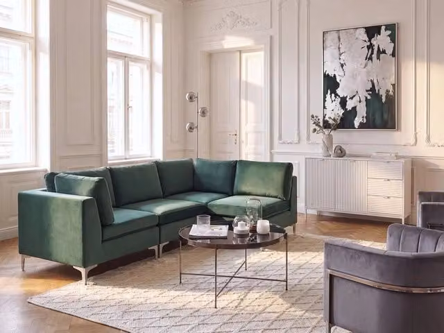 Divano ad angolo componibile Beliani in velluto verde con gambe in metallo argento stile glamour, versione sinistra a 4 posti, L/P/H: 235 x 150 x 84 cm