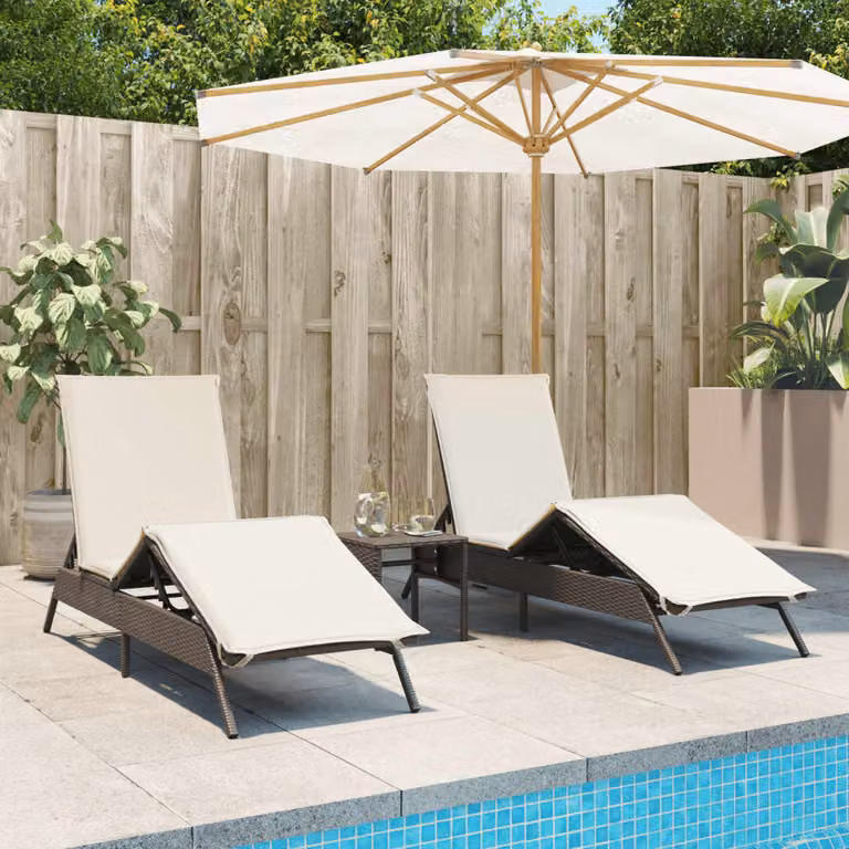 Set di 2 lettini prendisole con tavolino vidaXL in polyrattan marrone con poggiatesta regolabile