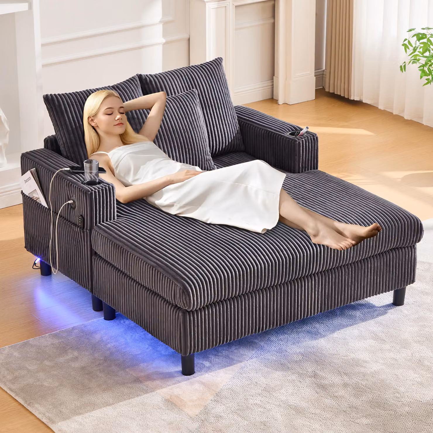 Spaziosa e morbida chaise longue reclinabile con portabicchieri laterali, porte USB, illuminazione ambientale a LED integrata, perfetta per il soggiorno, la camera da letto o il giardino d'inverno