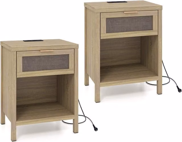Set di 2 comodino con stazione di ricarica cassetto e scomparto aperto, Tavolino da letto in rattan PE per soggiorno e camera da letto