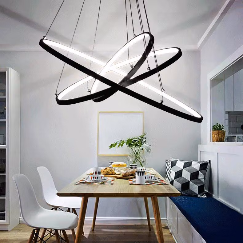 Lampada a sospensione a LED, modello 2130-3black, dimensioni 40*60*80 cm, con 3 anelli e telecomando. Permette di regolare il colore e l'intensità della luce