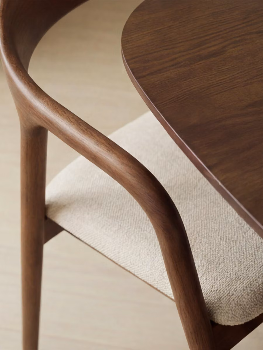 Sedia in legno massello Rahis Kenay Home con finitura noce e rivestimento beige – 2