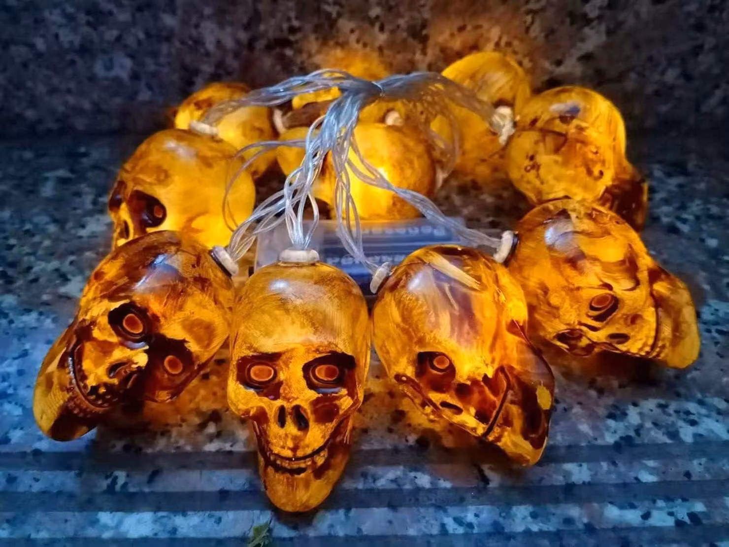 Catena luminosa a tema Halloween con teschi, lunghezza 1,5 metri, 10 LED, alimentata a batteria