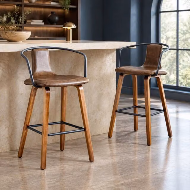 Set di 2 sgabelli da bar con braccioli, tessuto Teddy crema o PU pelle marrone, gambe in legno massello, portapiedi in metallo
