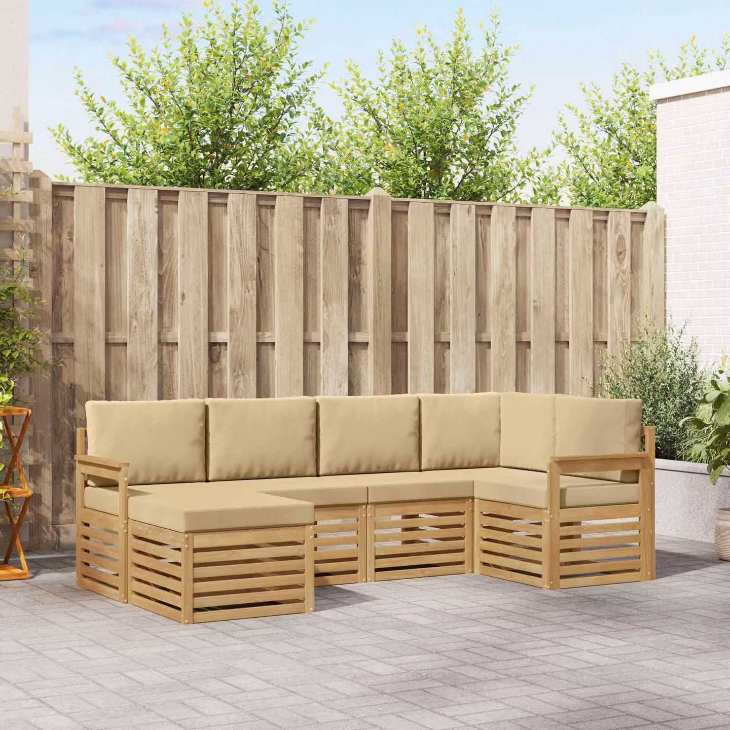 Set di divani da esterno vidaXL a forma di L con pouf e cuscini, struttura in legno di acacia e tessuto bianco e beige