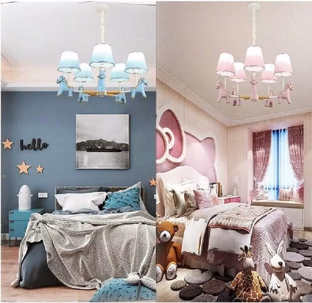 Lampadario a sospensione per cameretta Trade Shop con decorazione a cavallo in resina, 5 portalampada E27, disponibile in rosa o blu con dettagli oro/ottone – 1
