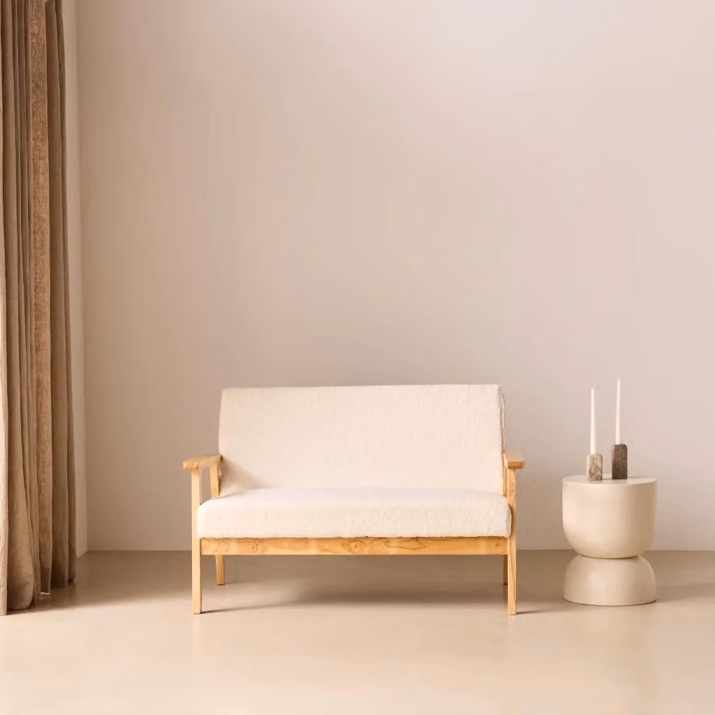 Divano a 2 posti Sweeek in tessuto bouclé beige e bianco con gambe in legno di gomma, stile scandinavo, L: 114 cm, P: 73 cm, H: 69,5 cm – 2