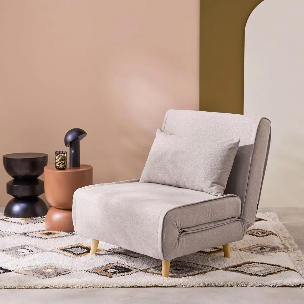 Poltrona letto convertibile Sweeek in tessuto beige con struttura in legno di pino e piedi in legno naturale – 2