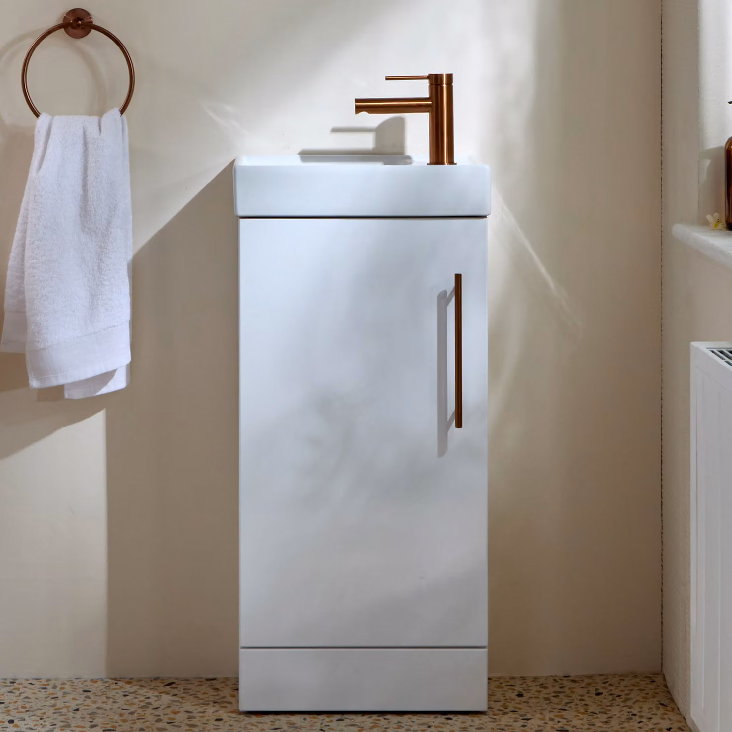 Mobile Bagno a Terra Bianco da 400mm con Lavabo e Maniglia con Barra a T Rame Satinato - Cluo