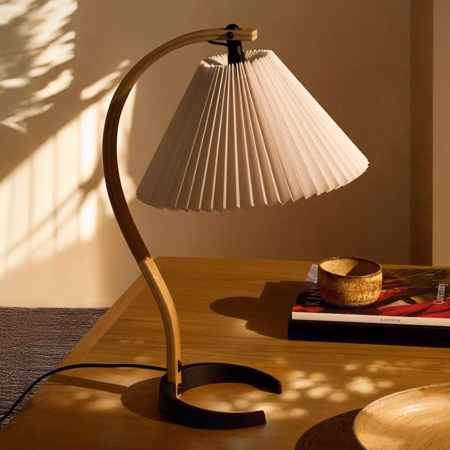 GUBI Lampada da tavolo di design Timberline, Legno chiaro, Soggiorno / Sala da pranzo, Tessuto / Stoffa / Seta, Design, Lampada da tavolo