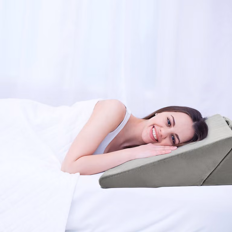 Cuscino ortopedico a cuneo in memory foam Costway, modello inclinato regolabile per collo, schiena e ginocchia, Grigio, L: 58 cm, P: 50,5 cm, H: 36 cm