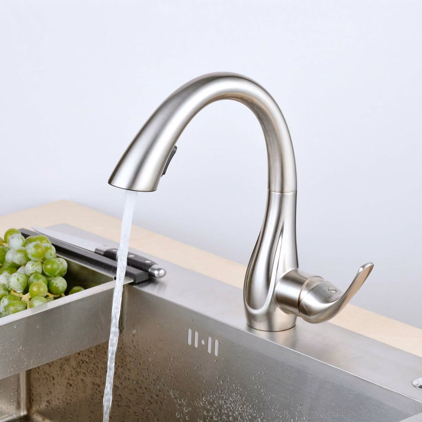 Rubinetto da cucina, finitura in nichel spazzolato, erogatore orientabile, doccetta