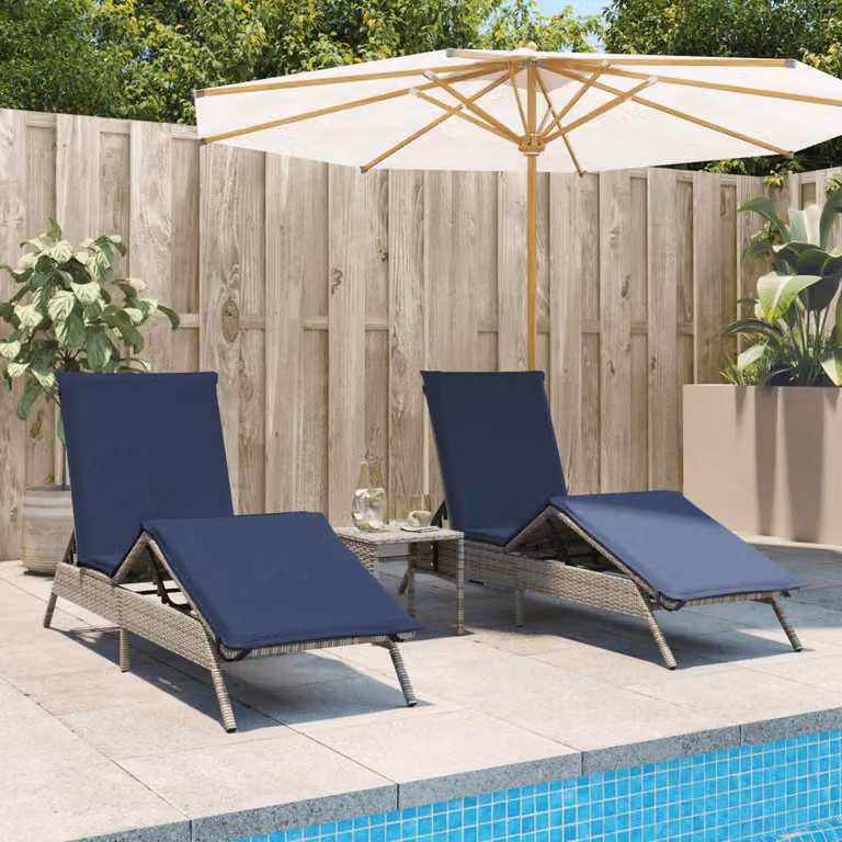 Set di 2 lettini prendisole con tavolino vidaXL in polyrattan grigio e blu con poggiatesta regolabile e tessuto resistente ai raggi UV