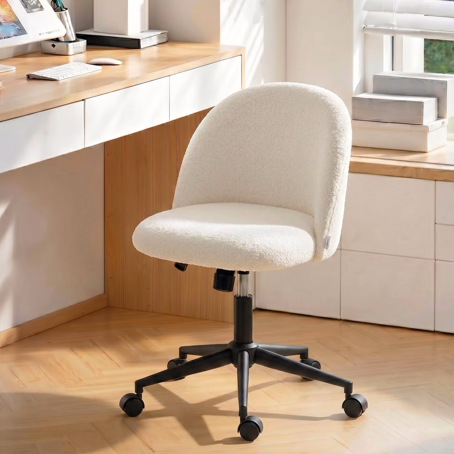 Sedia da ufficio girevole HOMCOM in tessuto bouclé beige, regolabile in altezza con ruote per casa e ufficio – 2