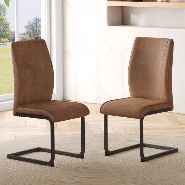 Set di due sedie da pranzo marroni in tessuto tecnico, dal design ergonomico, comode ed esteticamente gradevoli. Gambe in metallo nero.