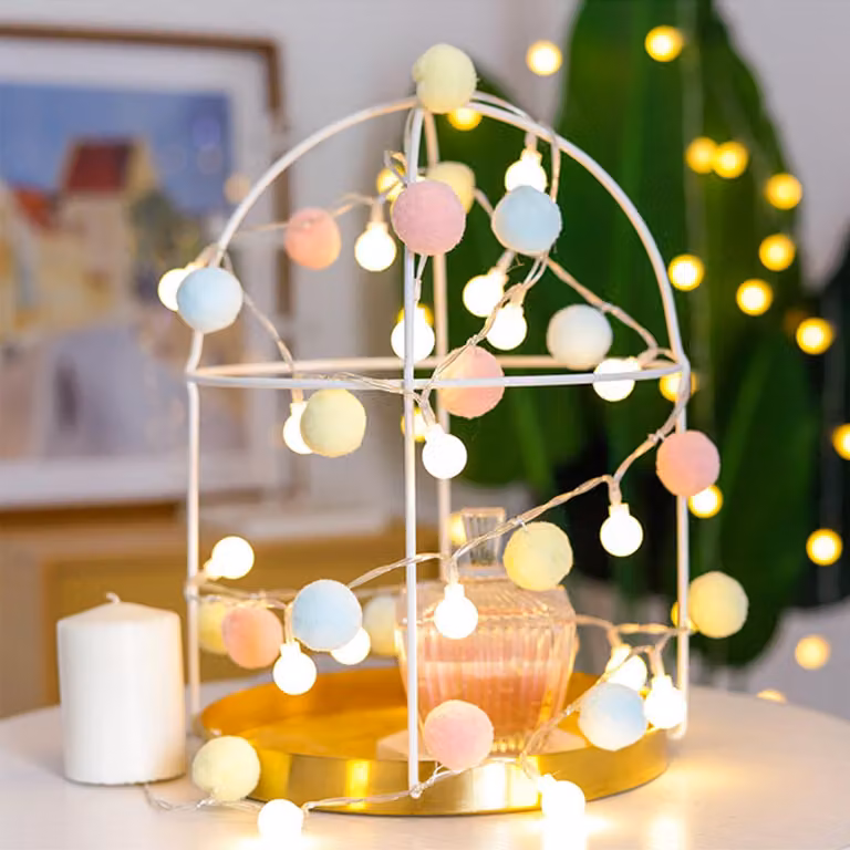 Catena luminosa con pompon, 20 LED, colori pastello, 200 cm, alimentata a batteria