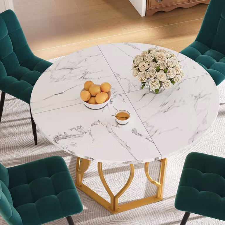 Set da pranzo completo, composto da un tavolo e 4 sedie in velluto. Il tavolo è rotondo, con un diametro di 100 cm, presenta un rivestimento effetto marmo e gambe in metallo dorato. Il colore predominante è il verde
