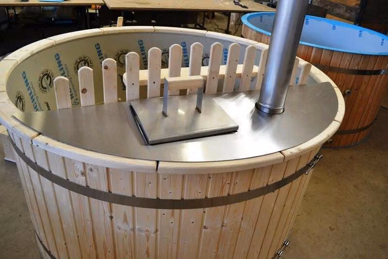 Badefass Wellnesspool Warmwasserbad Holzbottich Vasca idromassaggio Spa-Bath